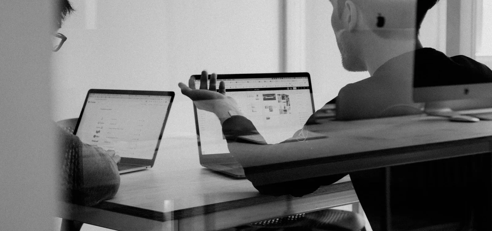 Synistar brand graphic